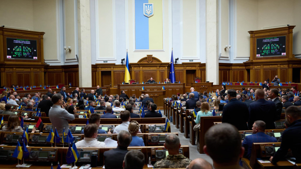 Верховная Рада приняла пакет финансовых реформ: продление военного сбора, ужесточение взыскания долгов и попытки снять общественное напряжение