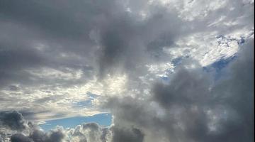 Саратов встречает весенний дождливый цикл: температурные скачки и туманы