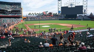 Phillies Edge Giants 6-4 in Opening Game of Series