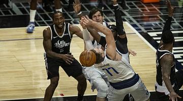 Clippers Hold Off Mavericks, Boost Playoff Push