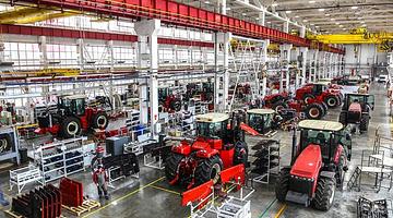 Трактор в России: от криков трибун до полей – как символ перемен соединяет хоккей и агротехнику