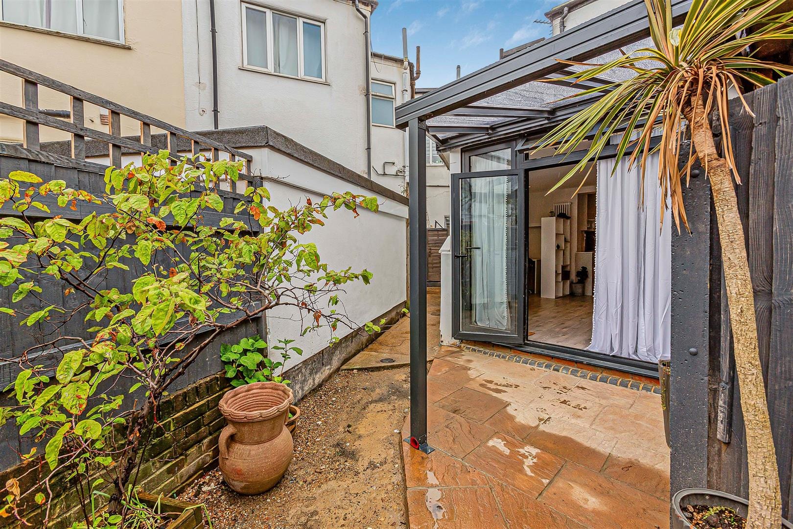 1 bedroom Flat To Let