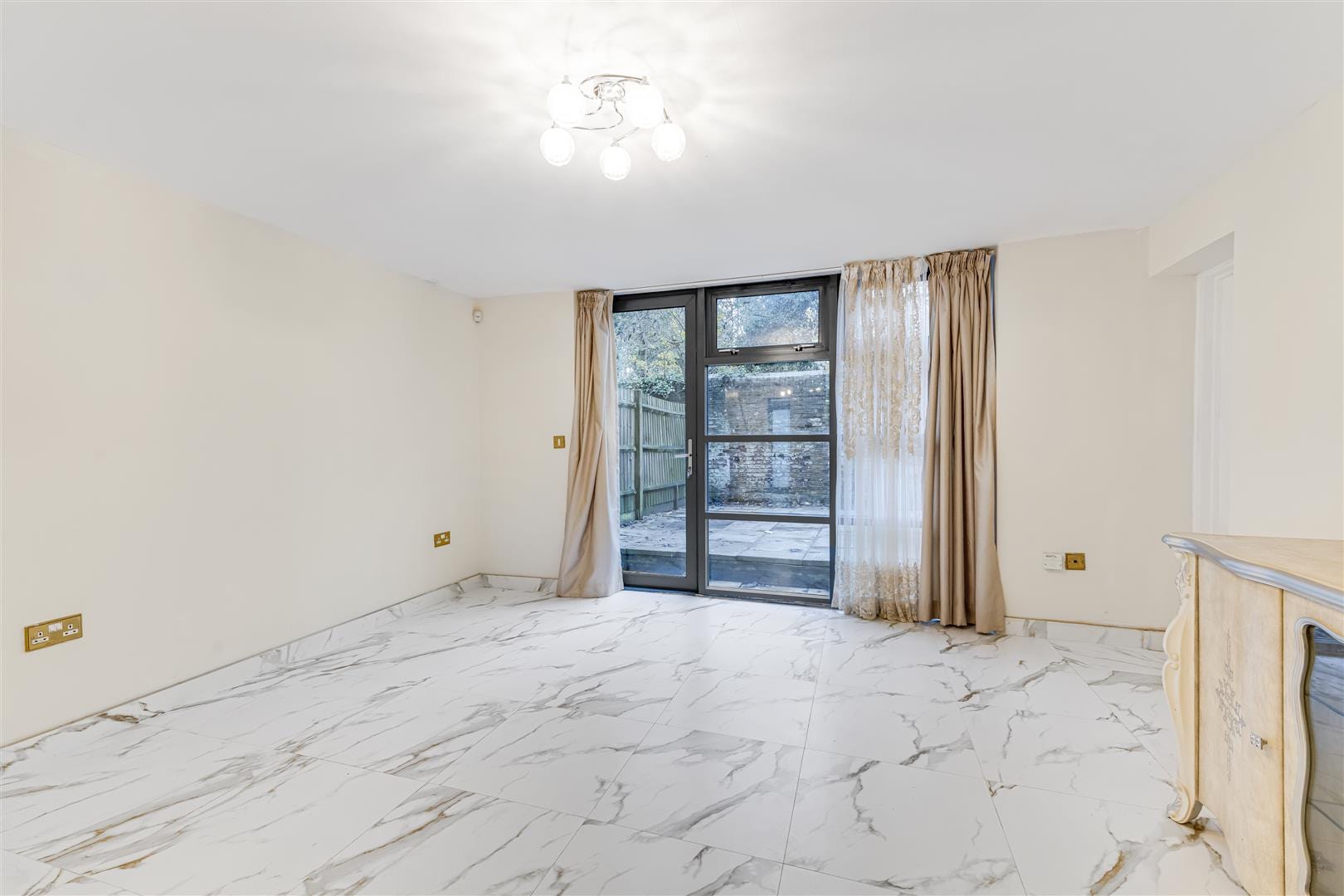 3 bedroom Terraced House To Let