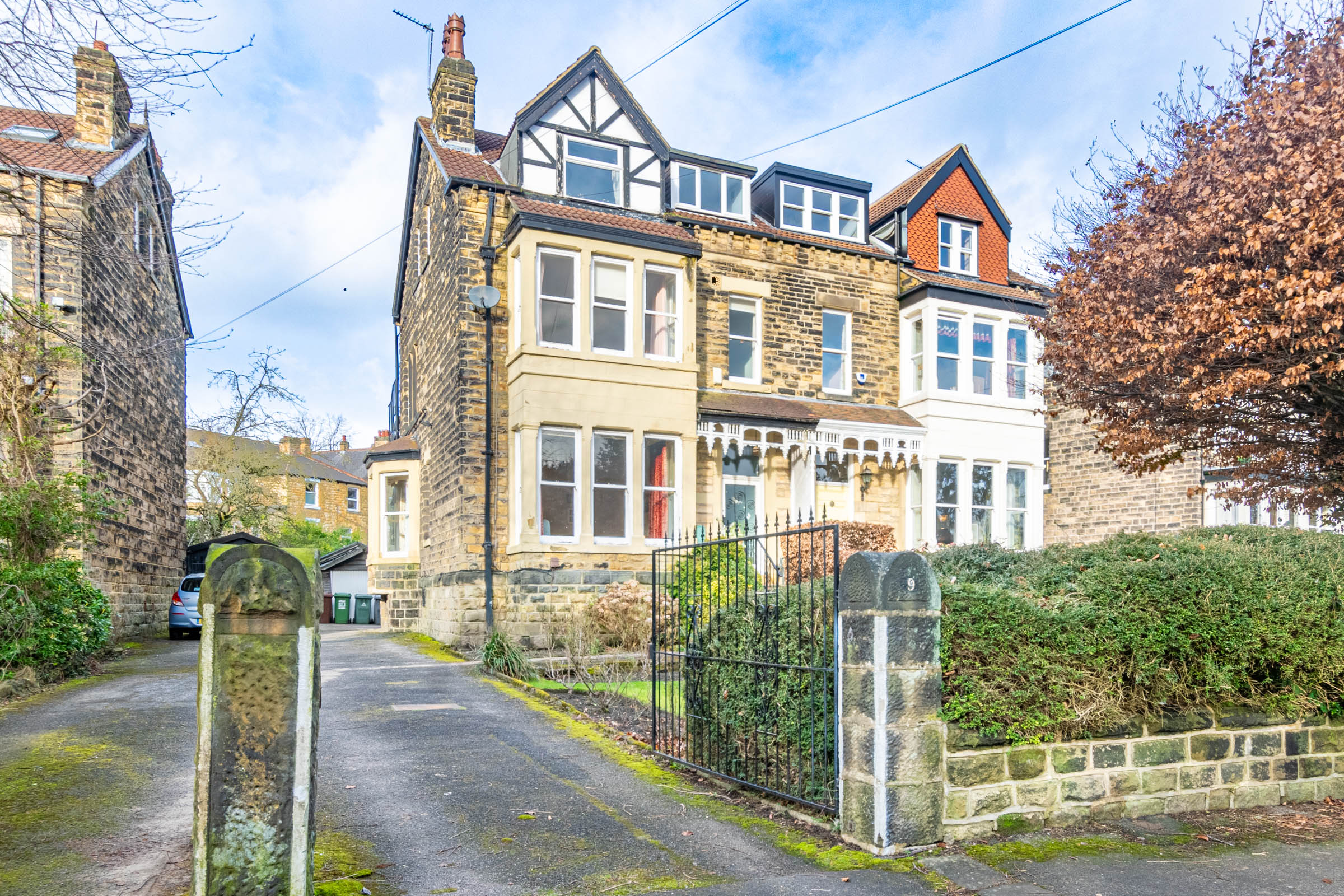 5 bedroom Semi-detached house Under Offer