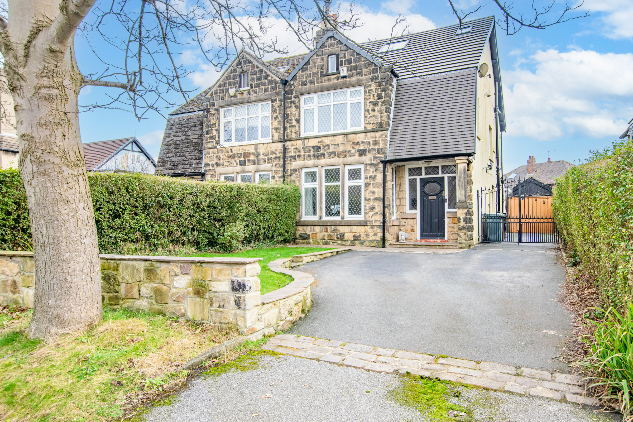 4 bedroom Semi-detached house Under Offer