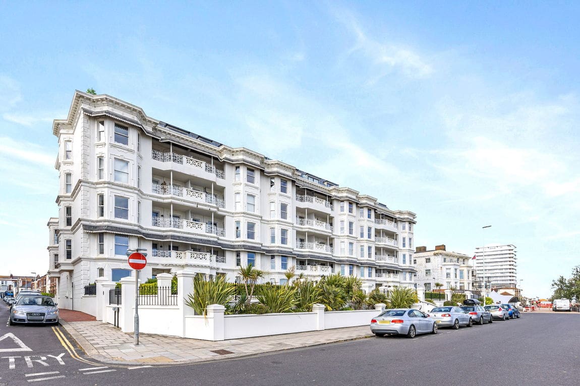3 bedroom Flat For Sale