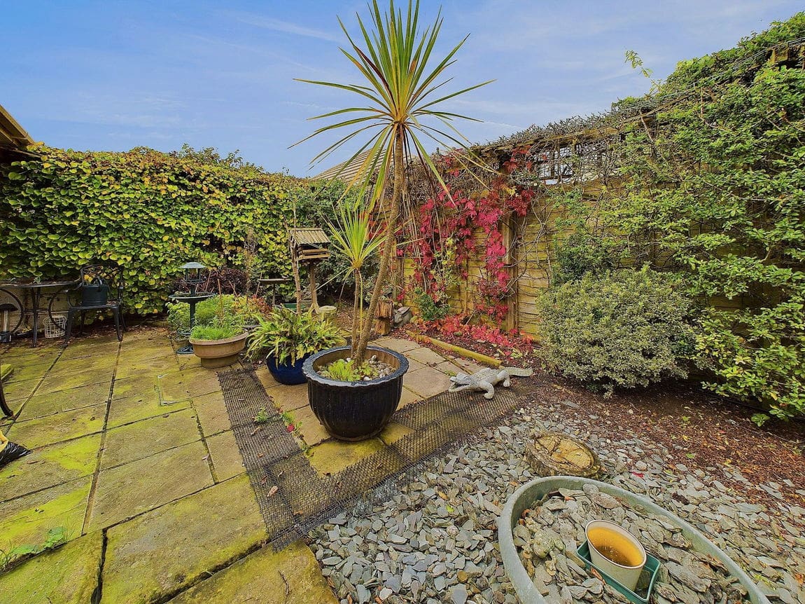 2 bedroom Semi-detached bungalow Under Offer