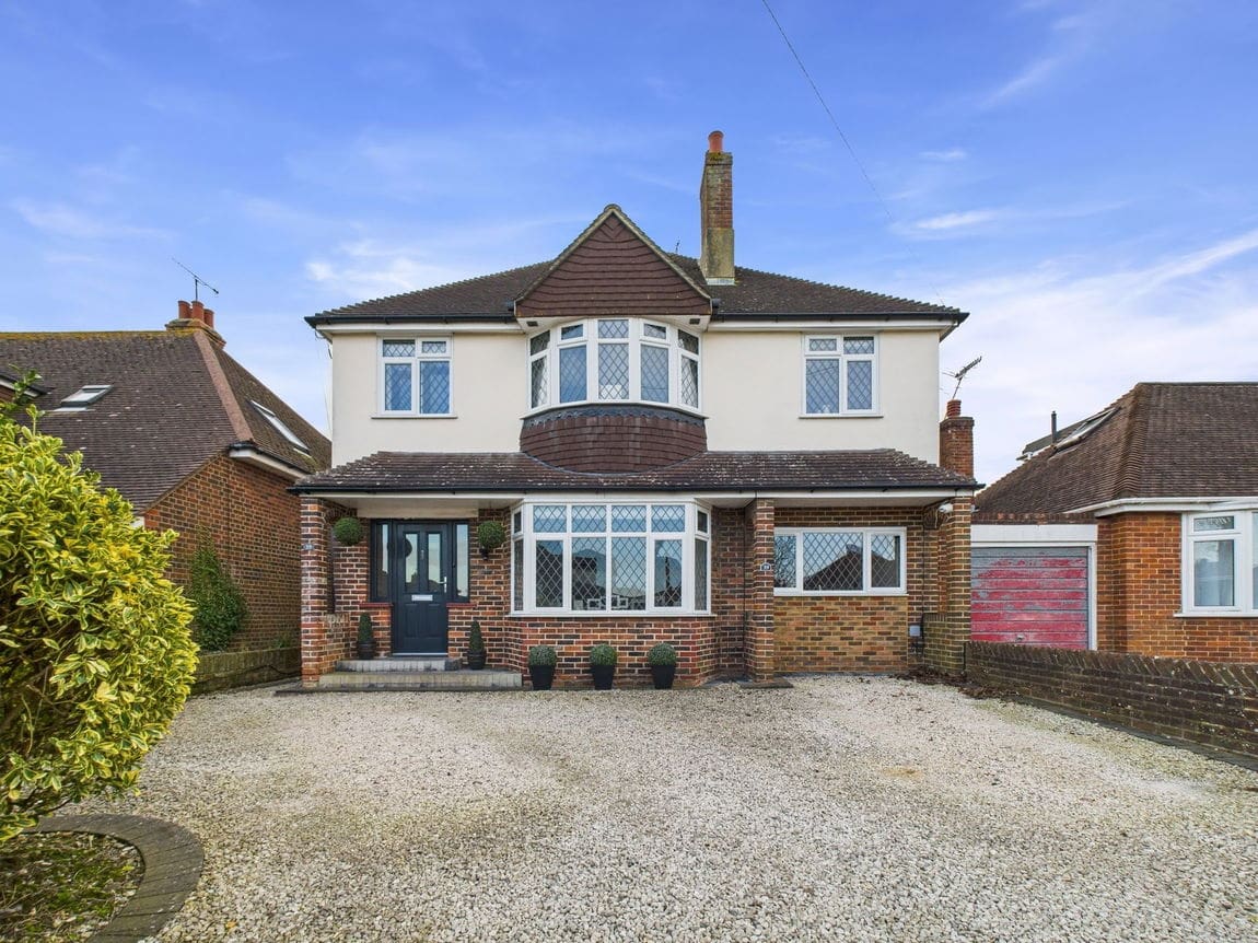5 bedroom Detached house Under Offer