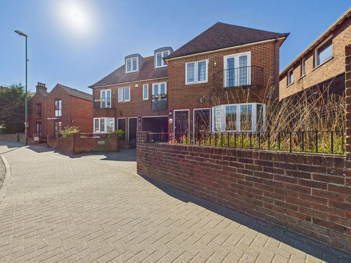 2 bedroom Flat For Sale