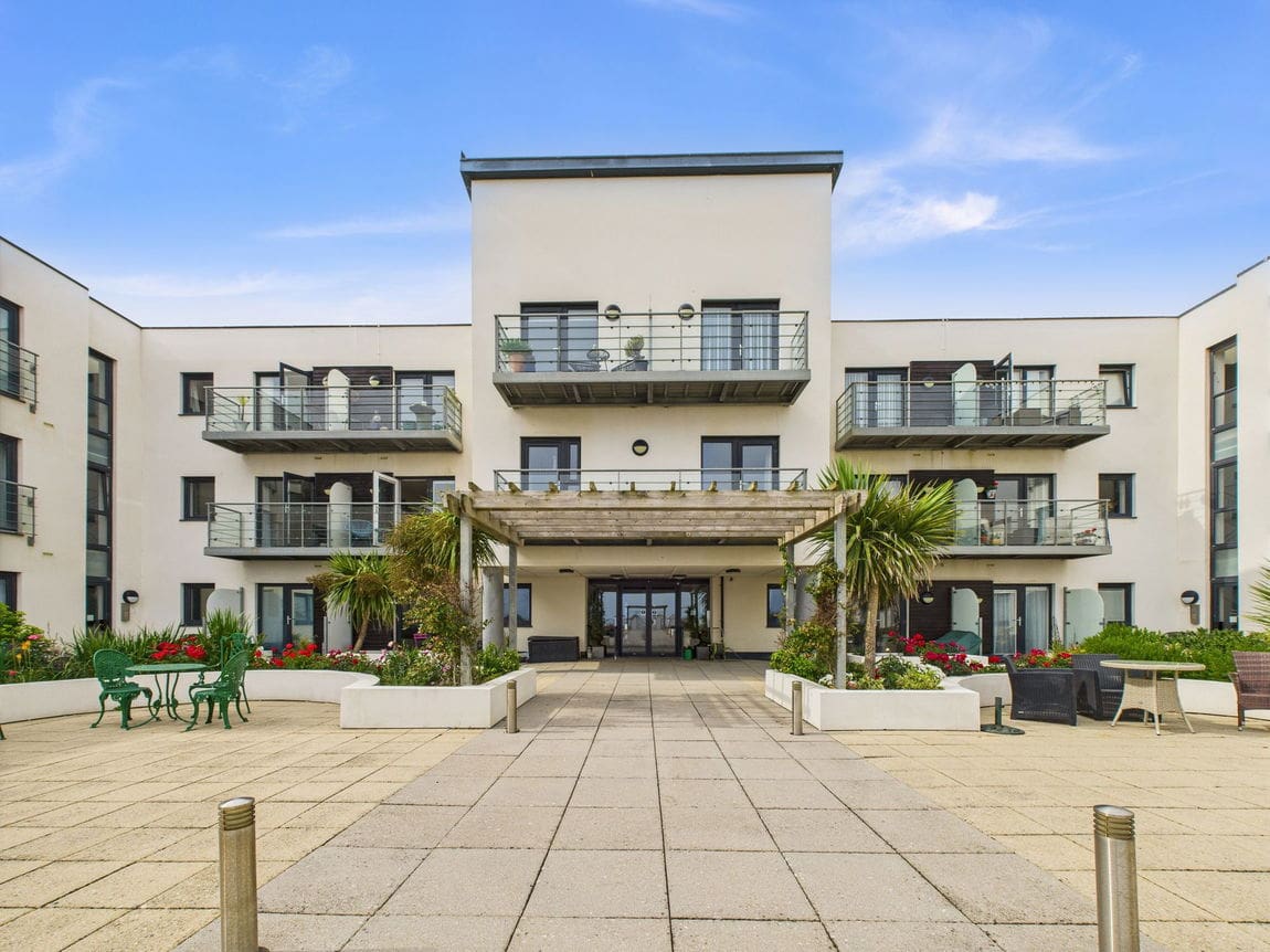 2 bedroom Flat For Sale