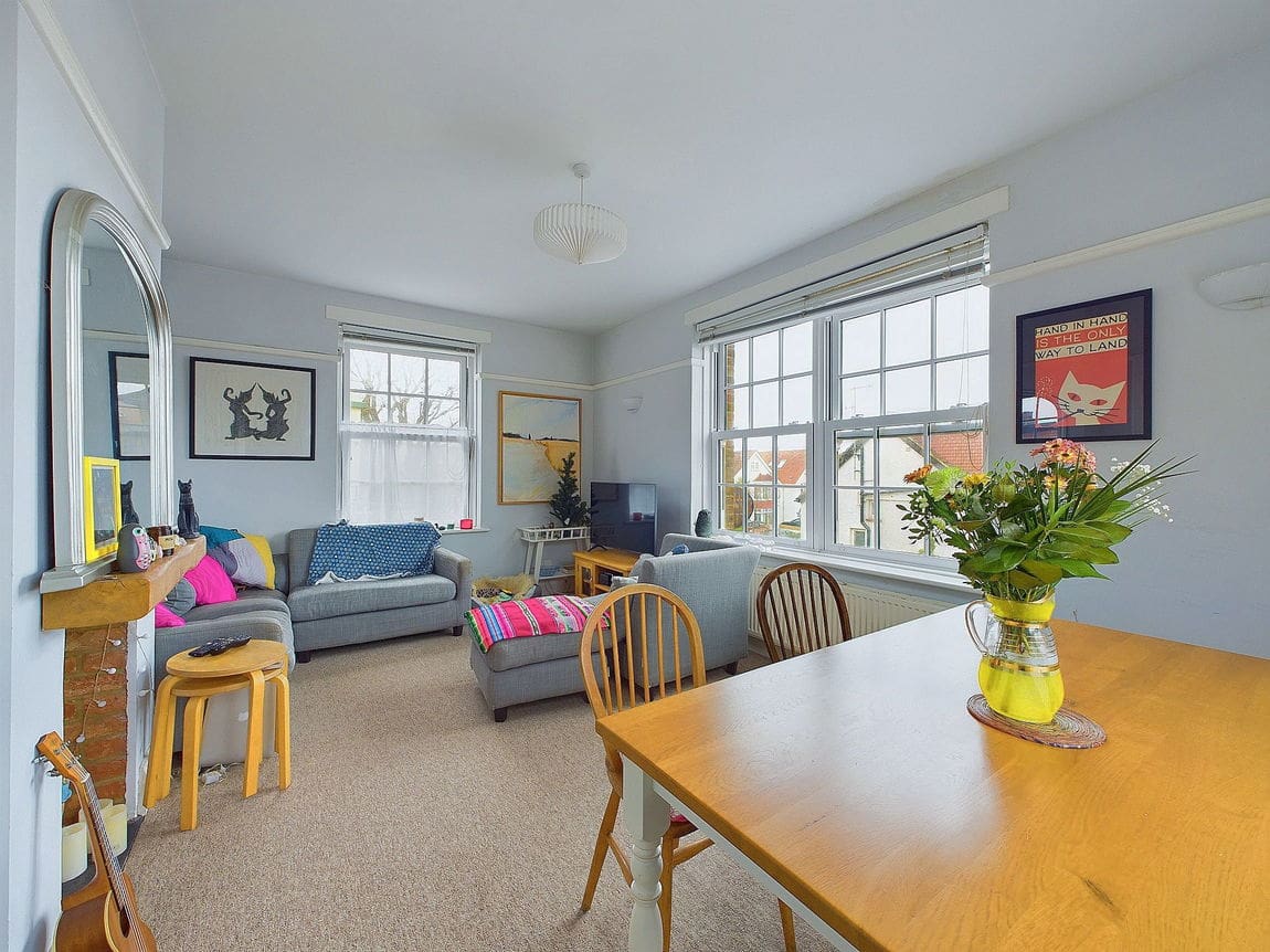 3 bedroom Flat For Sale
