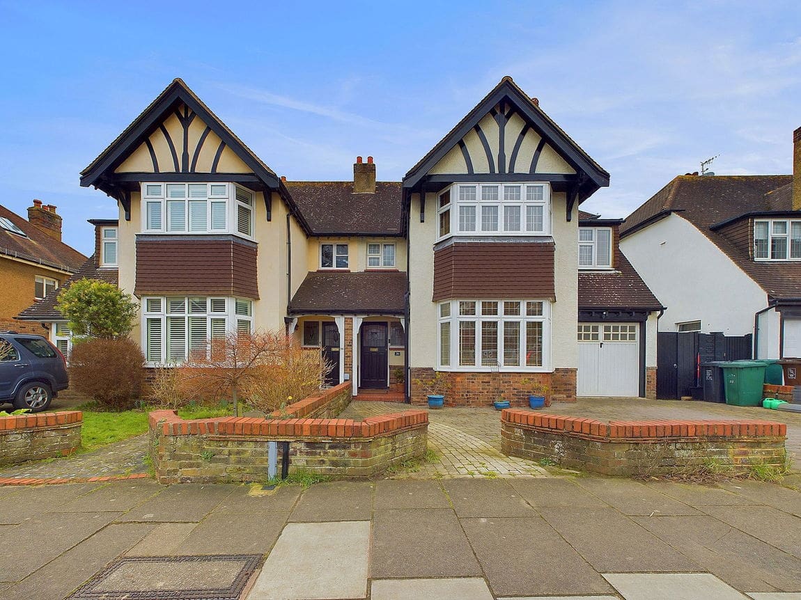6 bedroom Semi-detached house Under Offer