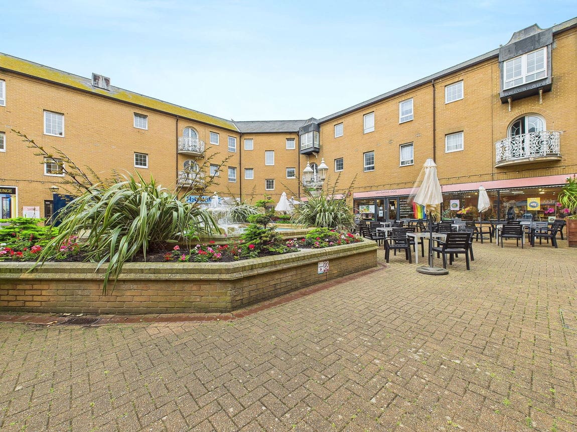 2 bedroom Flat For Sale