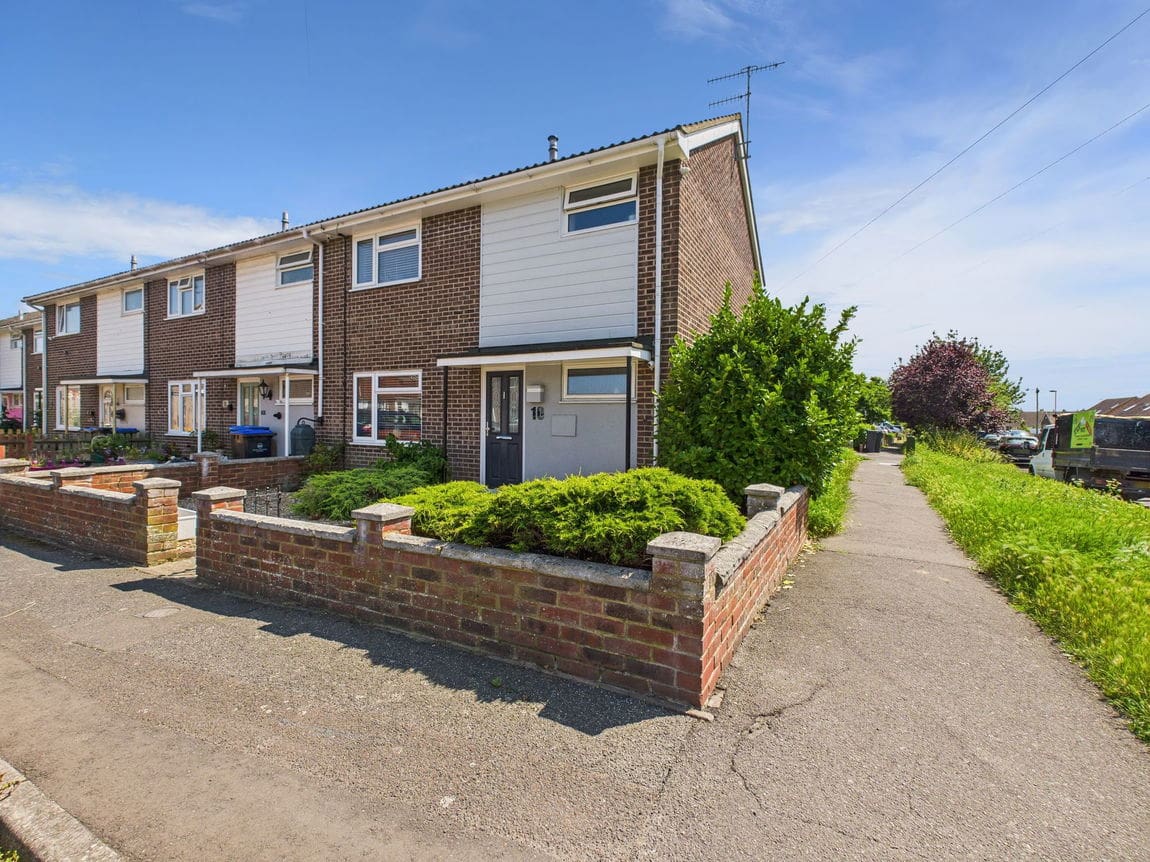 3 bedroom End of terrace house Under Offer