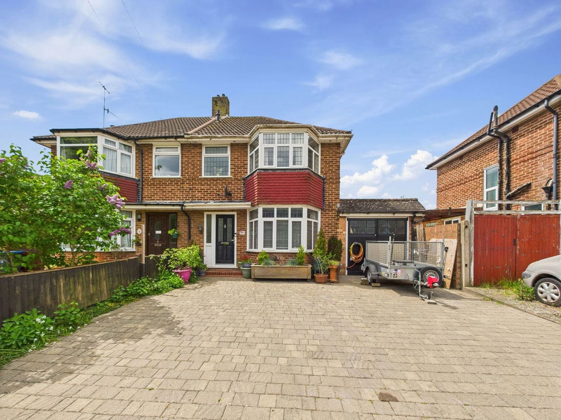3 bedroom Detached house Under Offer