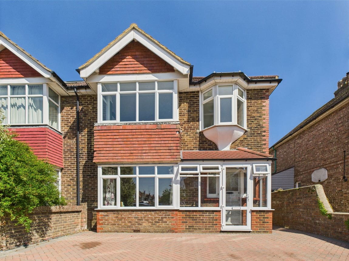4 bedroom Semi-detached house Under Offer