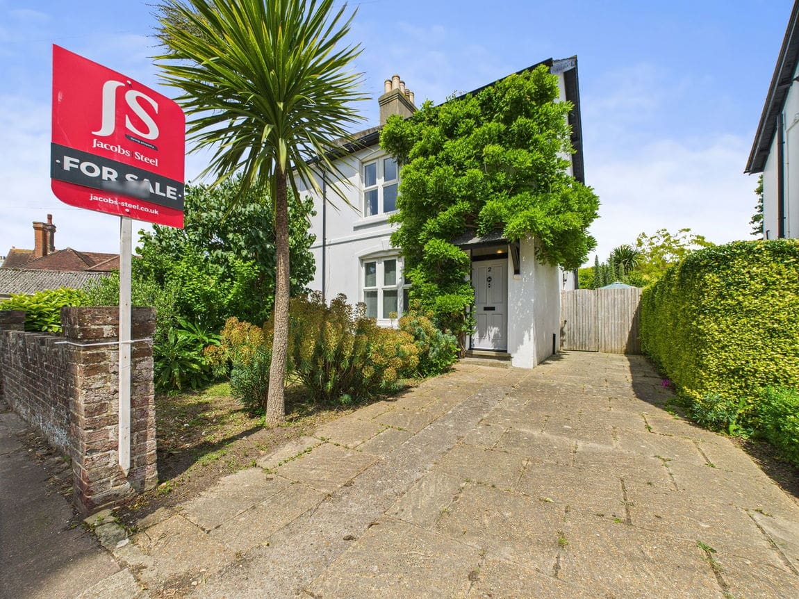 2 bedroom Semi-detached house Under Offer