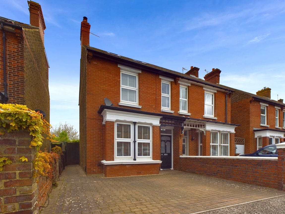 5 bedroom Semi-detached house Under Offer