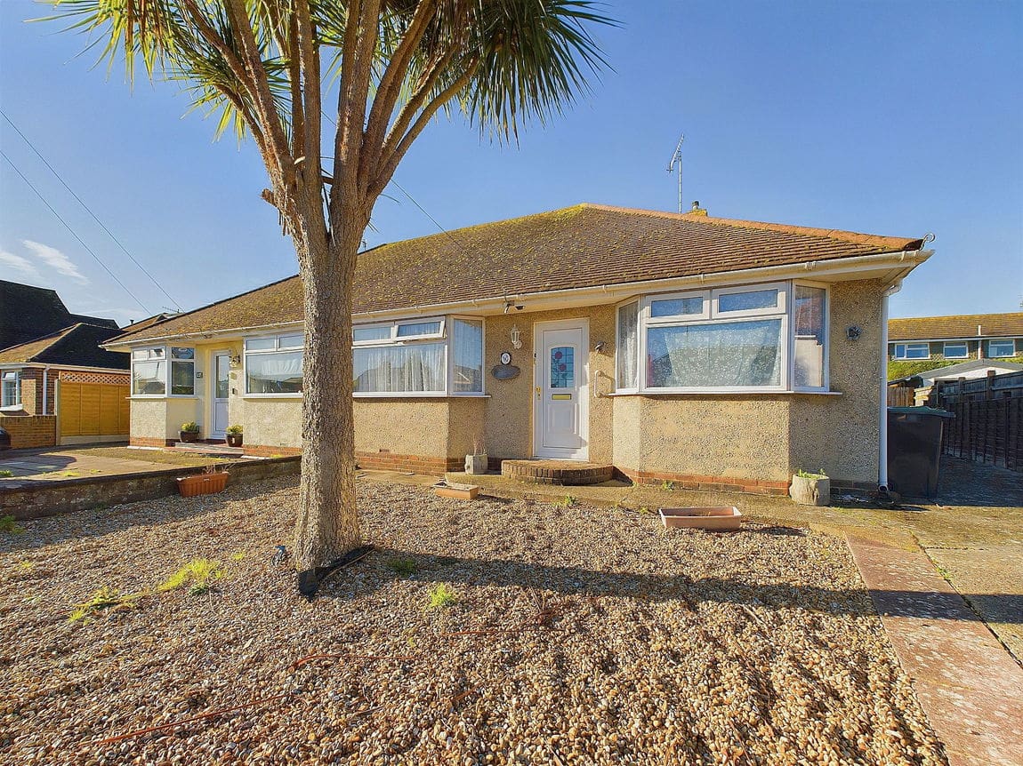 2 bedroom Semi-detached bungalow Under Offer