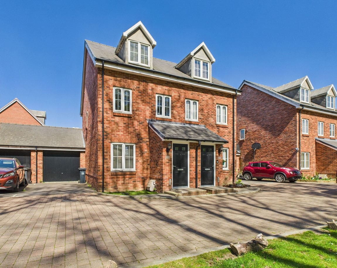 3 bedroom Semi-detached house For Sale