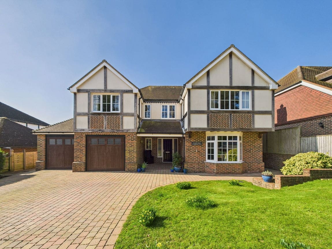 5 bedroom Detached house Under Offer