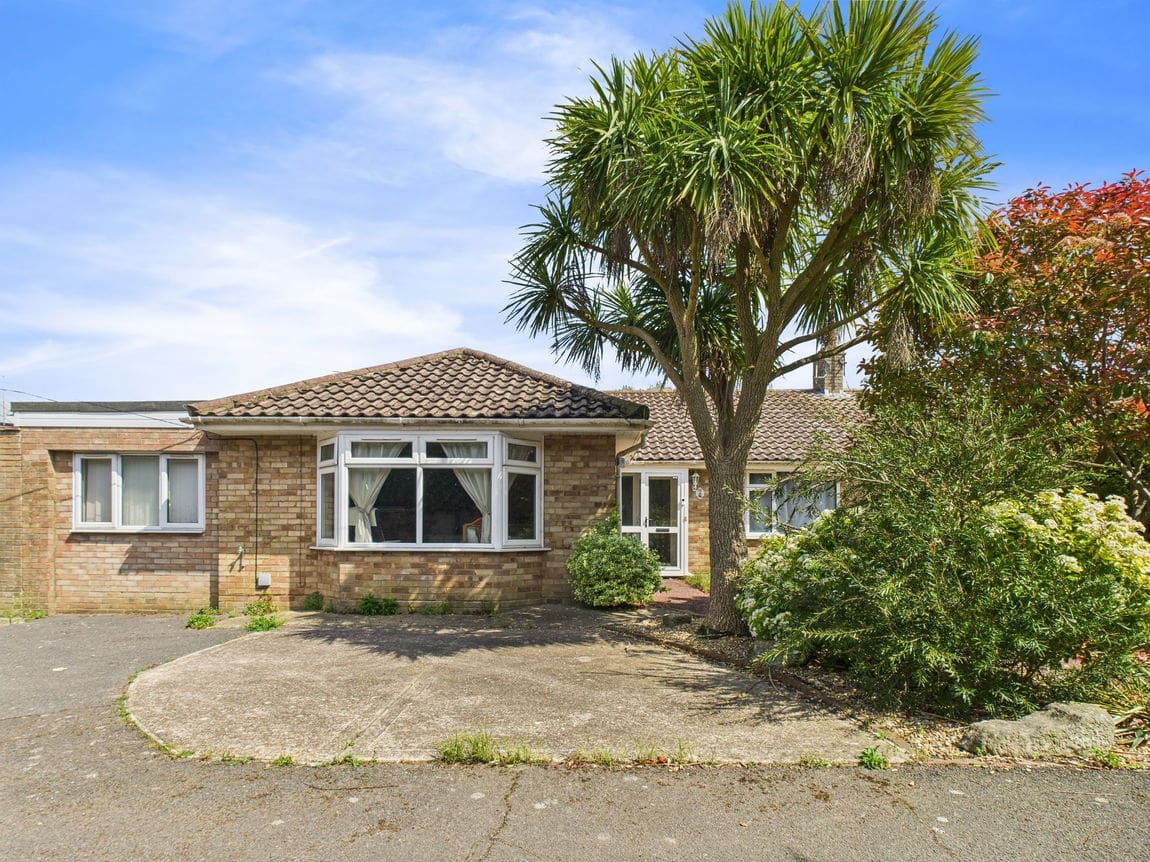3 bedroom Semi-detached bungalow Under Offer