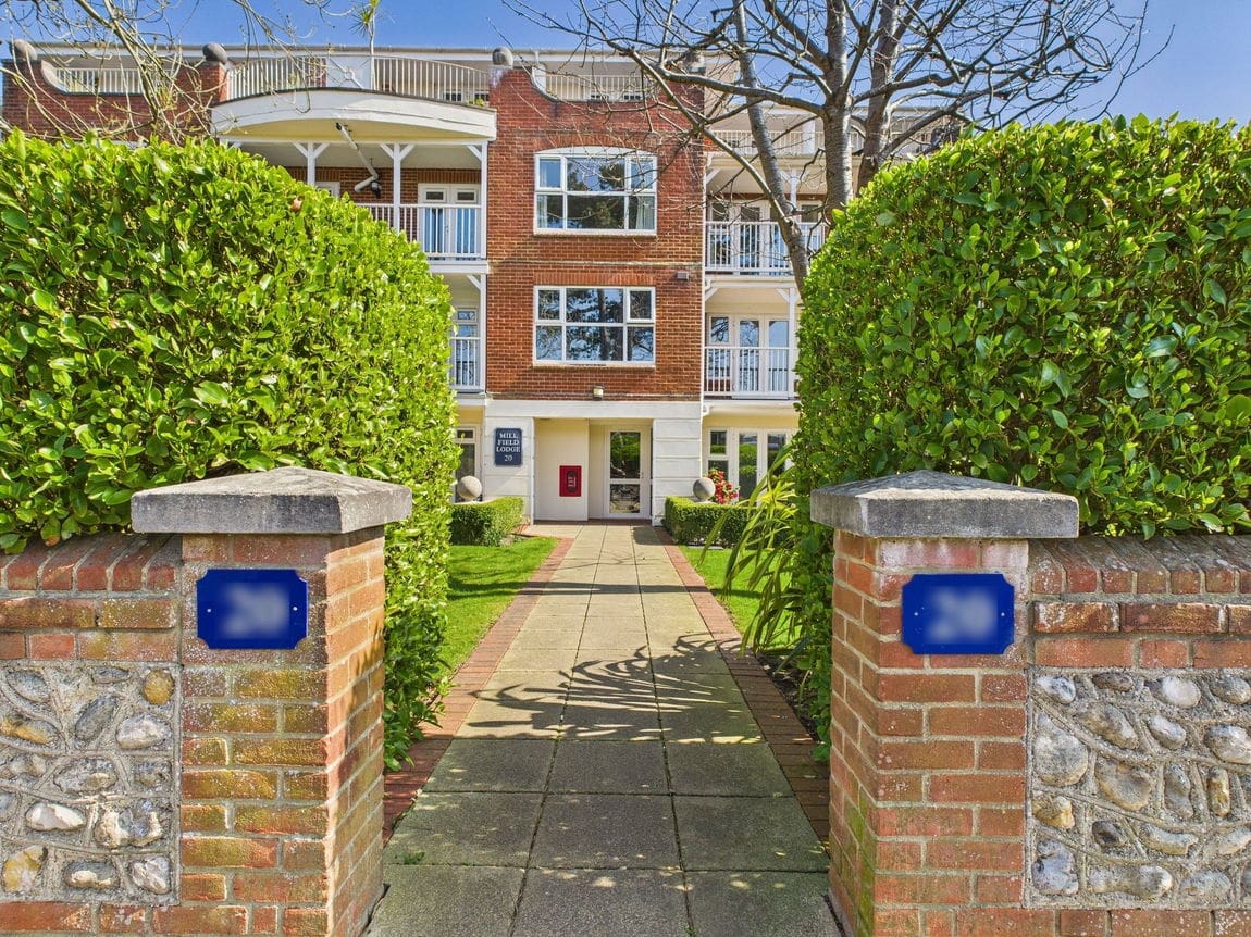 2 bedroom Flat For Sale