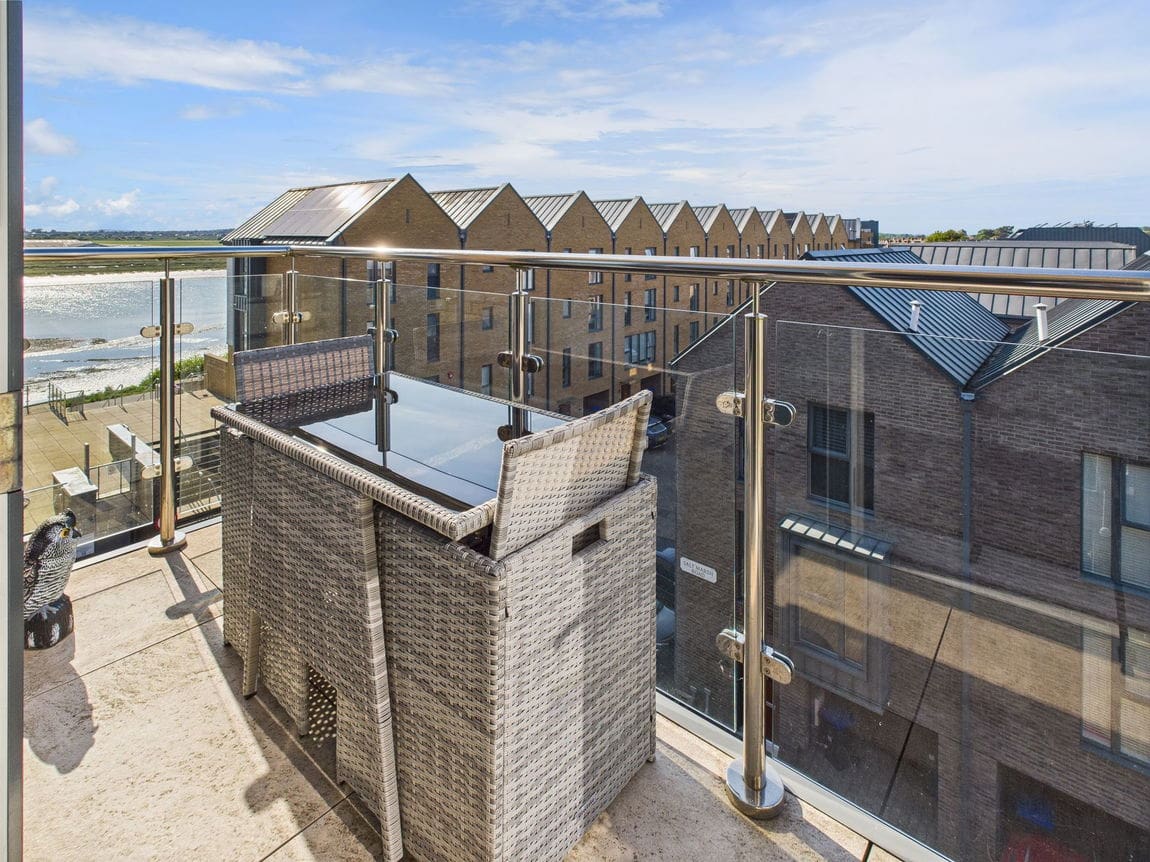 2 bedroom Flat For Sale