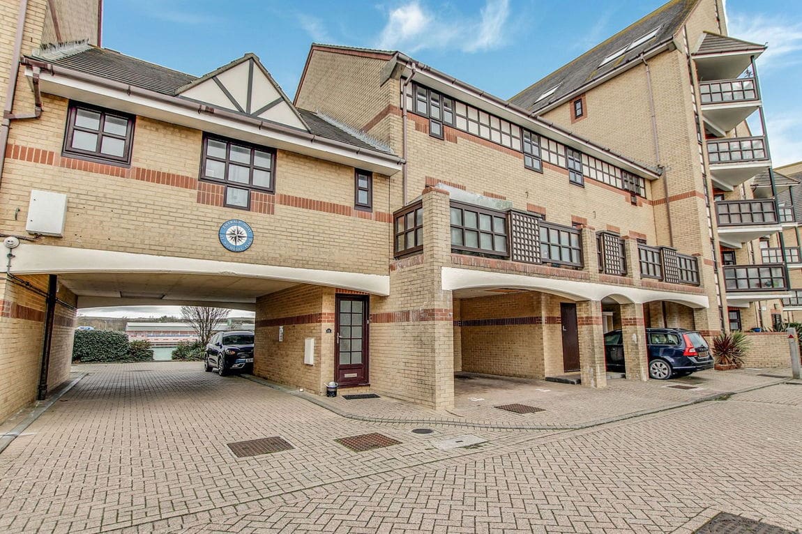 2 bedroom Apartment For Sale