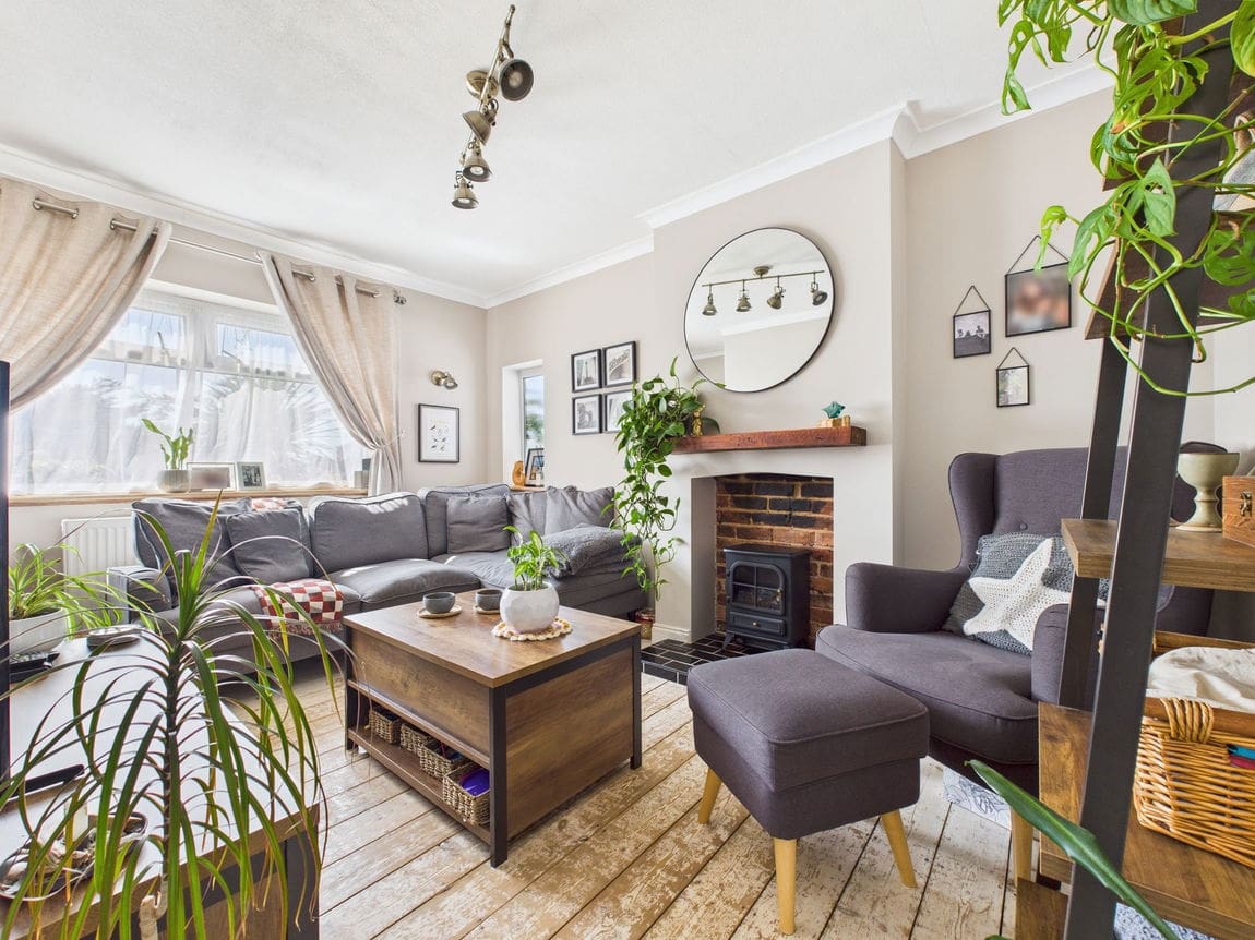 4 bedroom Semi-detached bungalow For Sale