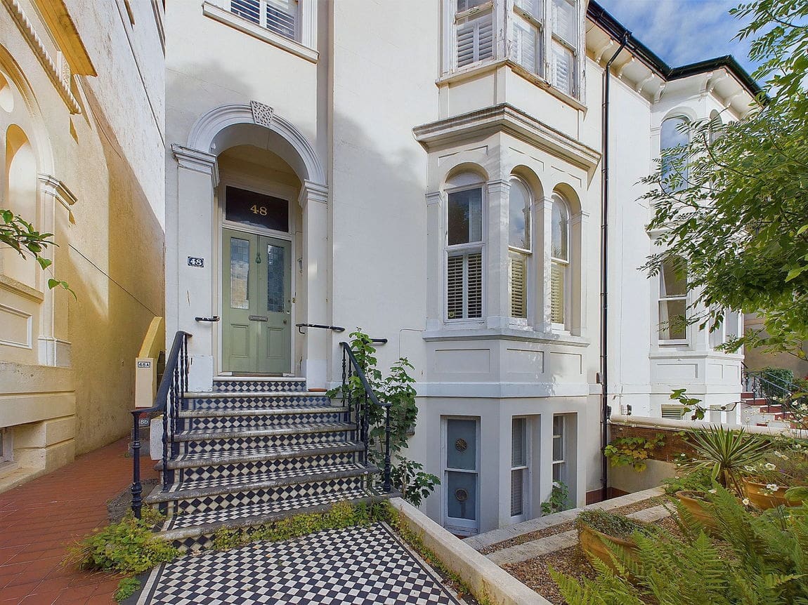 2 bedroom Flat For Sale