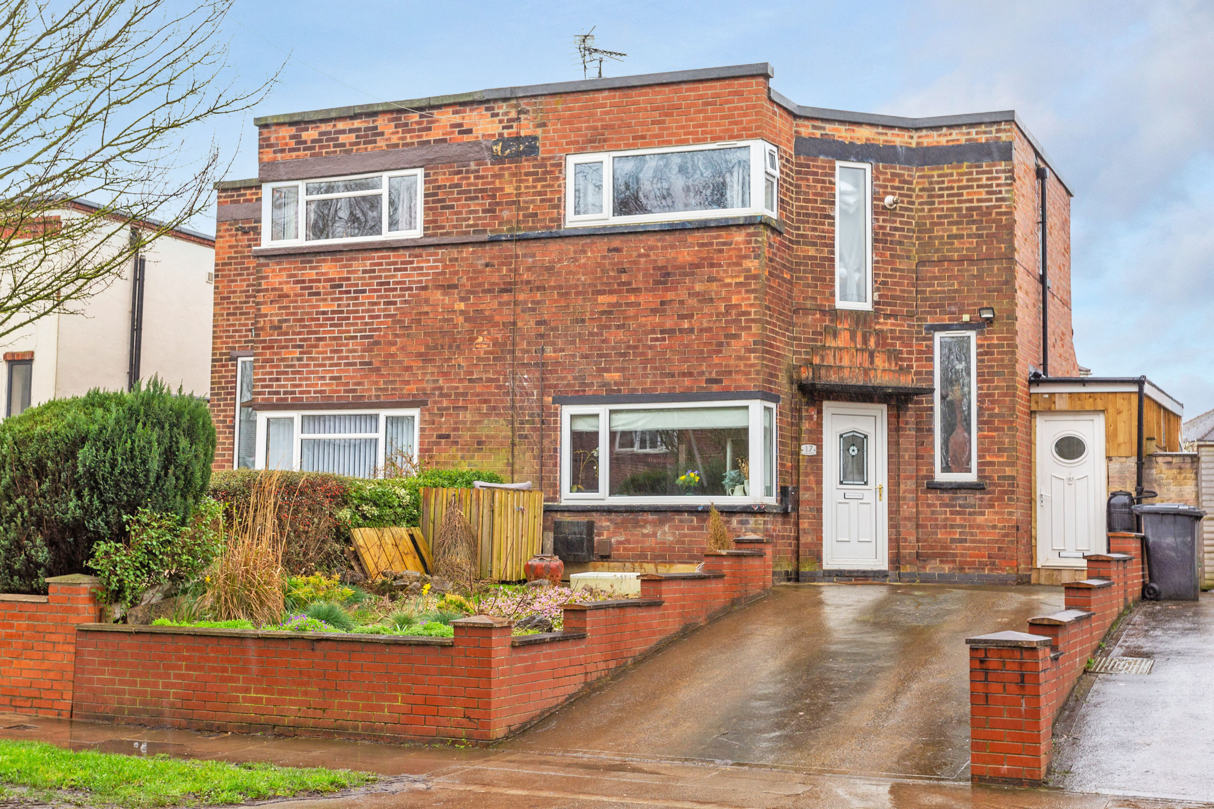 2 bedroom Semi-detached house Under Offer