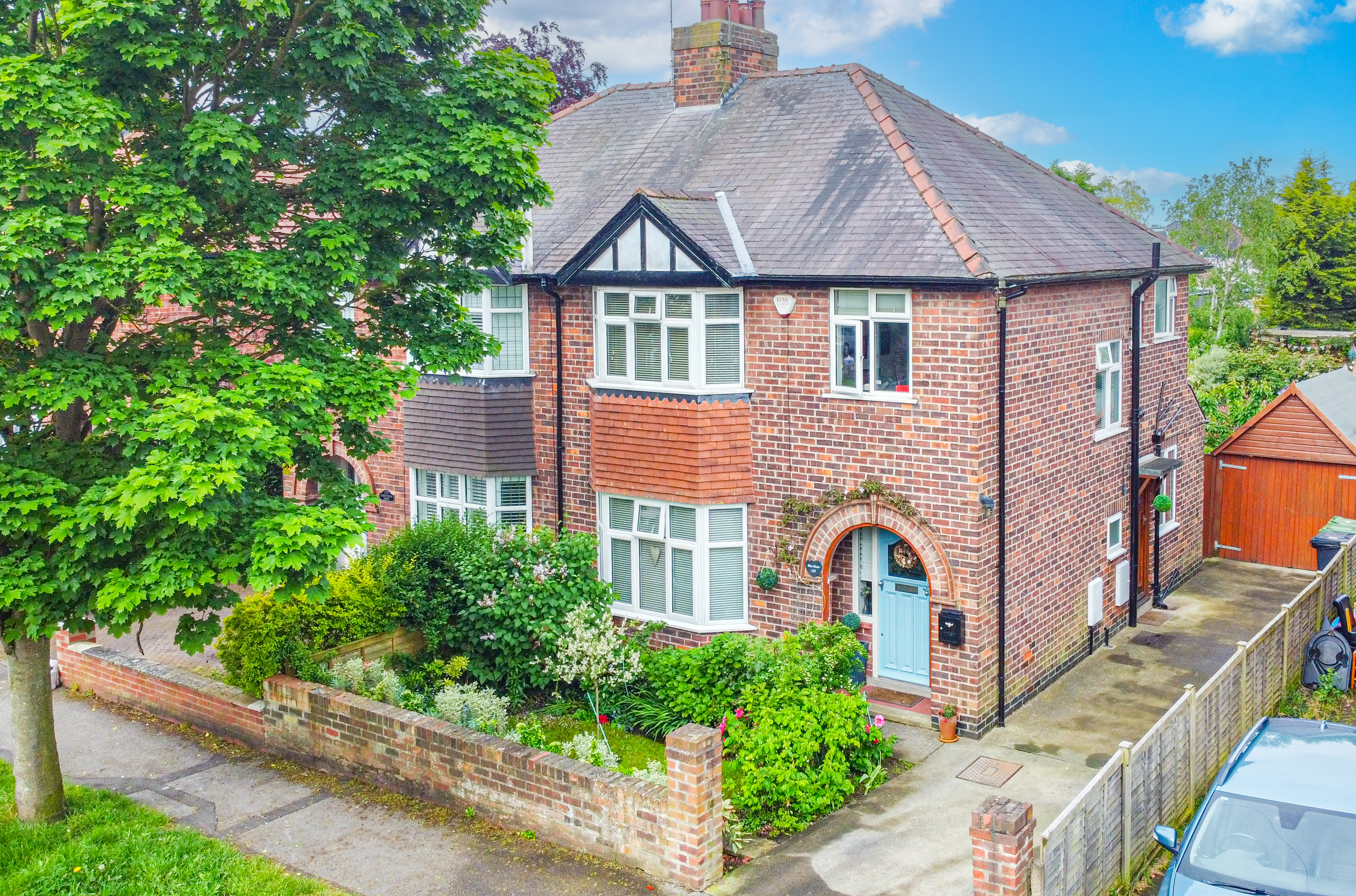 3 bedroom Semi-detached house Under Offer