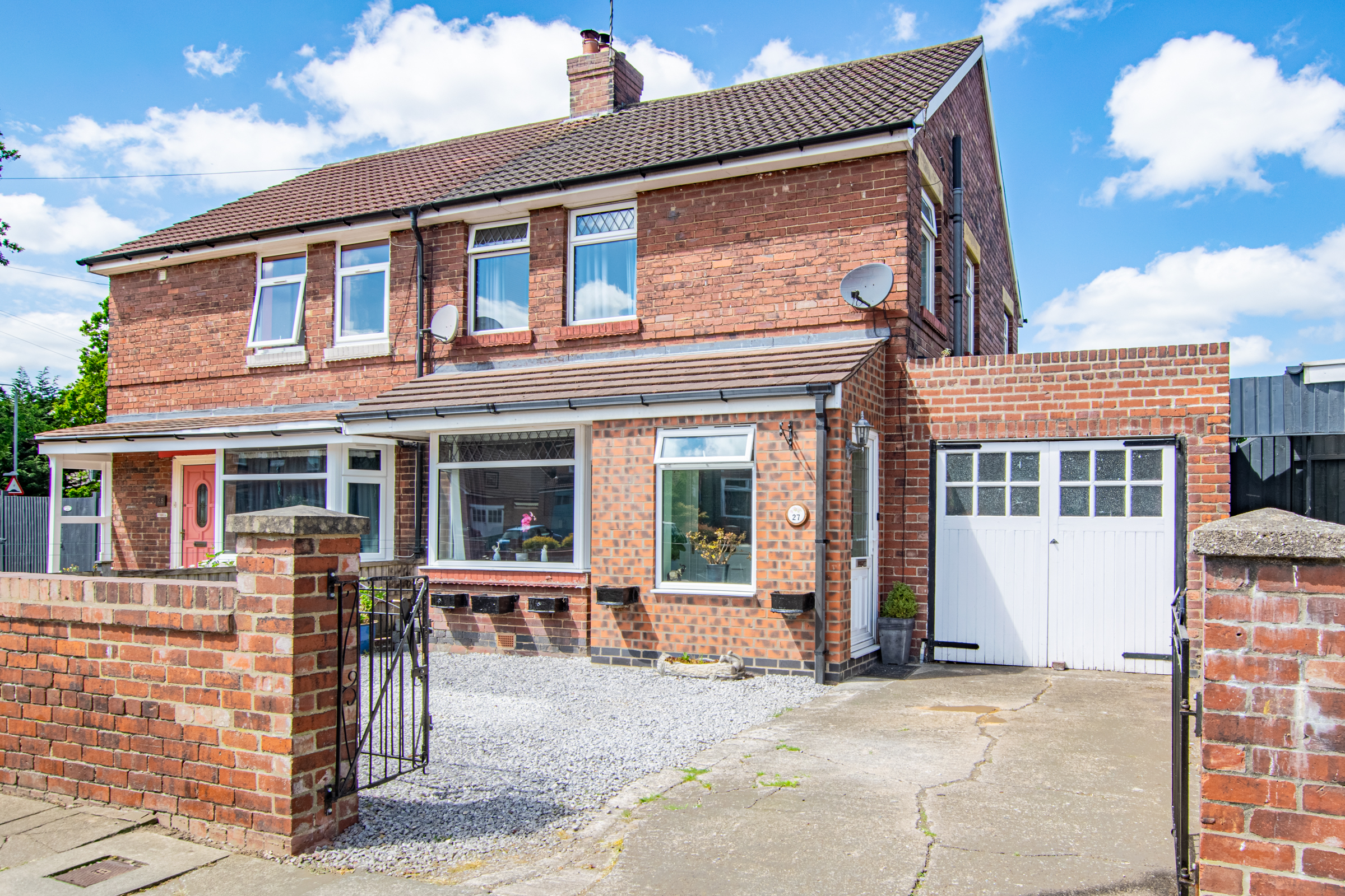 3 bedroom Semi-detached house Under Offer