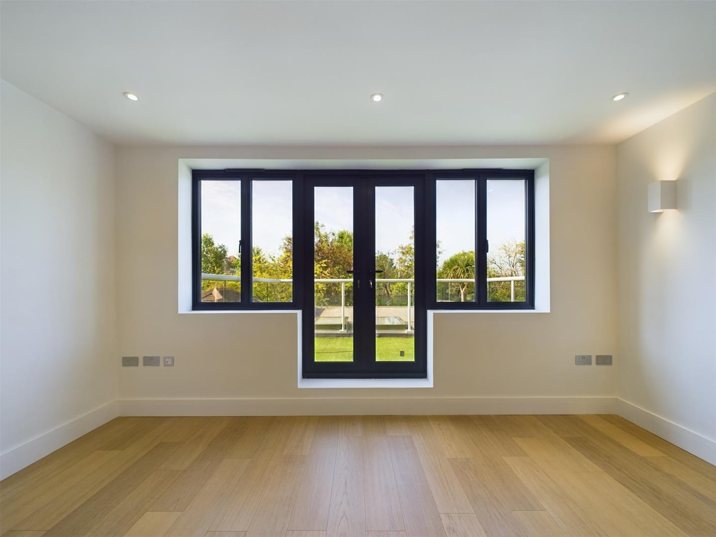 1 bedroom Detached house For Sale