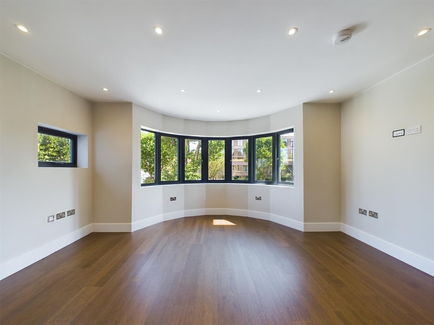 1 bedroom Detached house For Sale