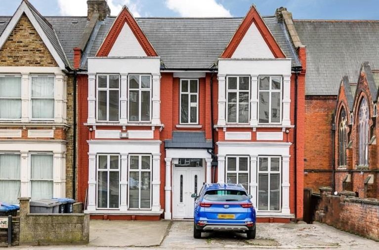 4 bedroom Studio flat For Sale
