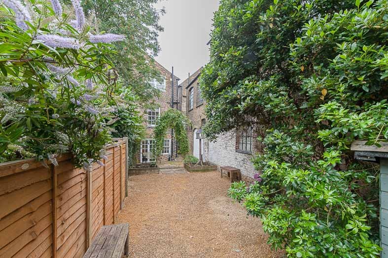 3 bedroom Detached house To Let