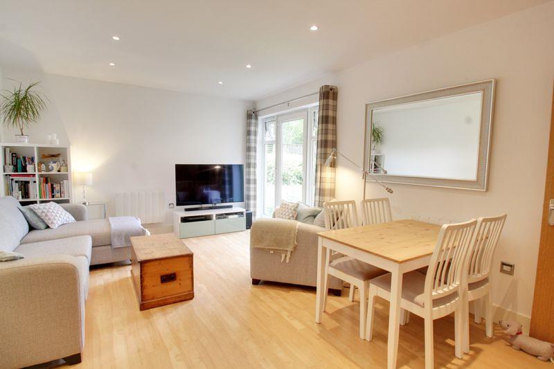 2 bedroom Flat Let Agreed