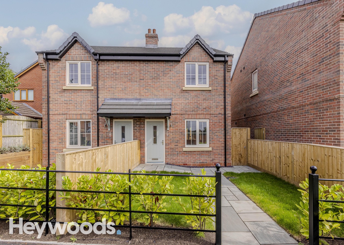 2 bedroom Semi-detached house Under Offer