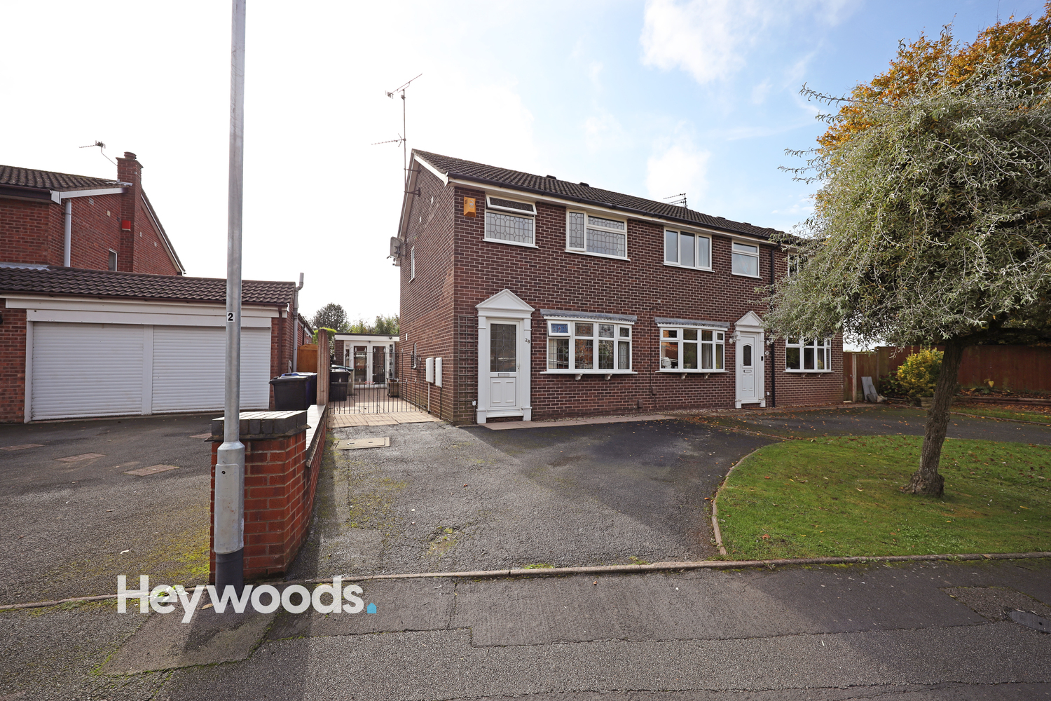 3 bedroom Semi-detached house Under Offer
