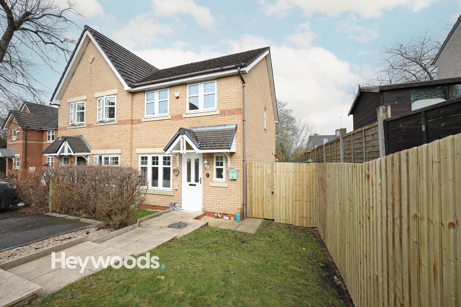 3 bedroom Semi-detached house Under Offer