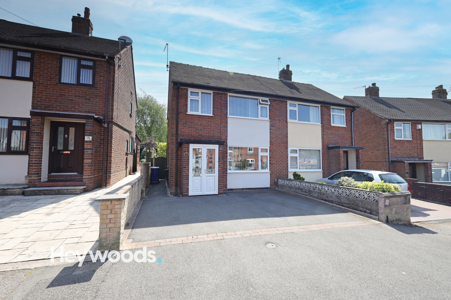 3 bedroom Semi-detached house Under Offer