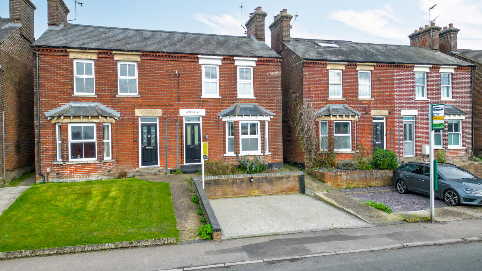 3 bedroom Semi-detached house Under Offer