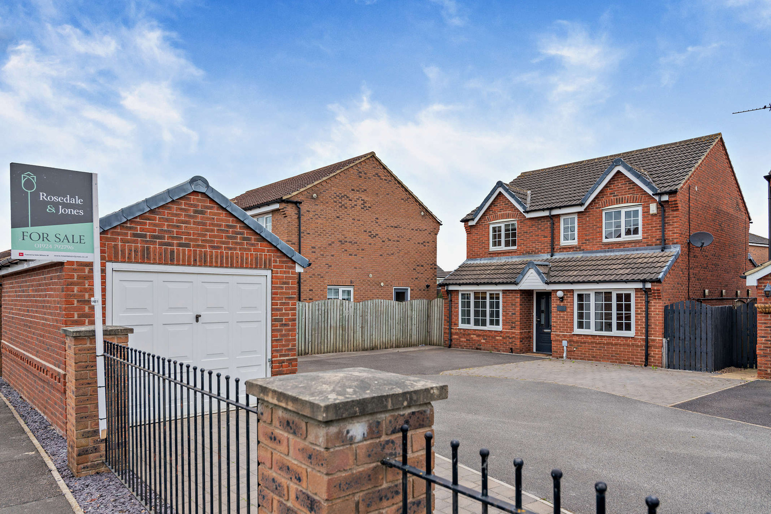 5 bedroom Detached house Under Offer