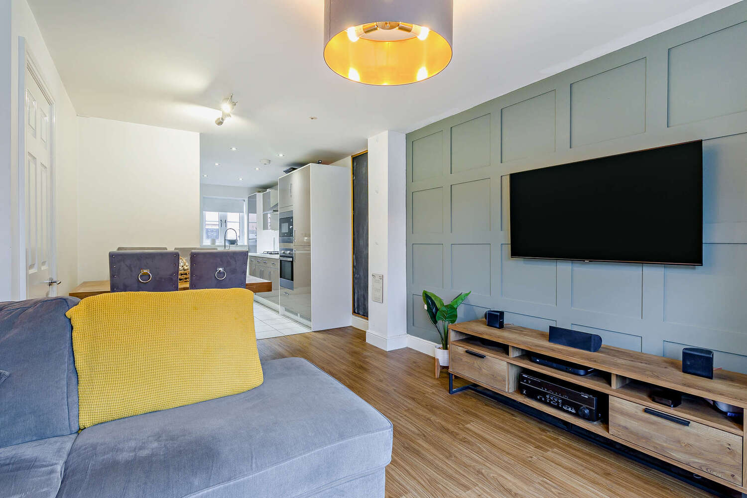 3 bedroom Semi-detached house Under Offer