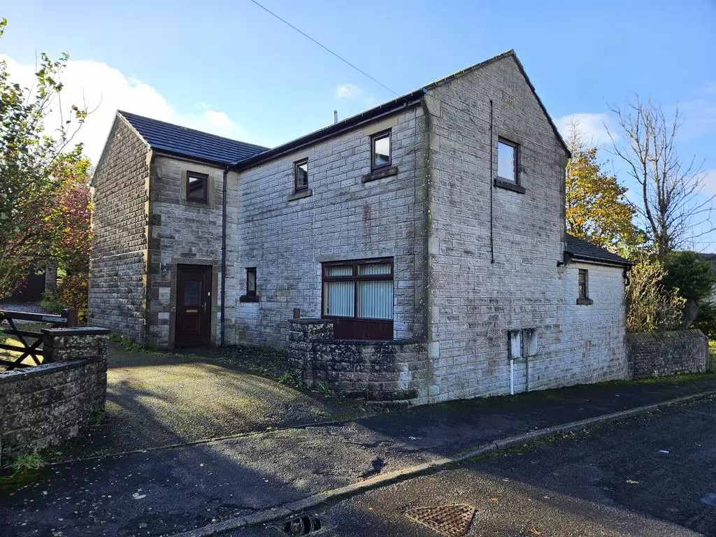 4 bedroom Detached To Let
