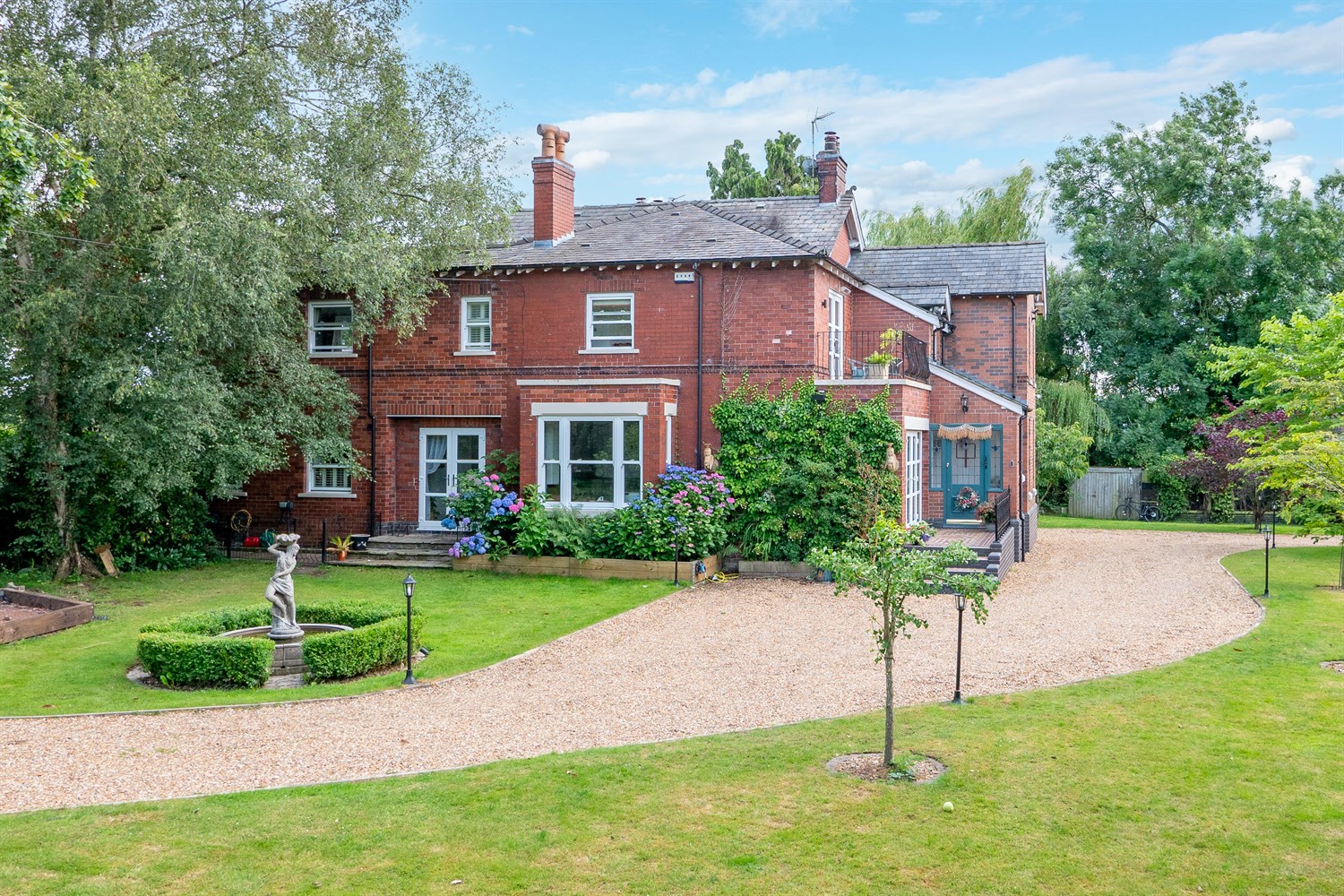 6 bedroom Detached House To Let