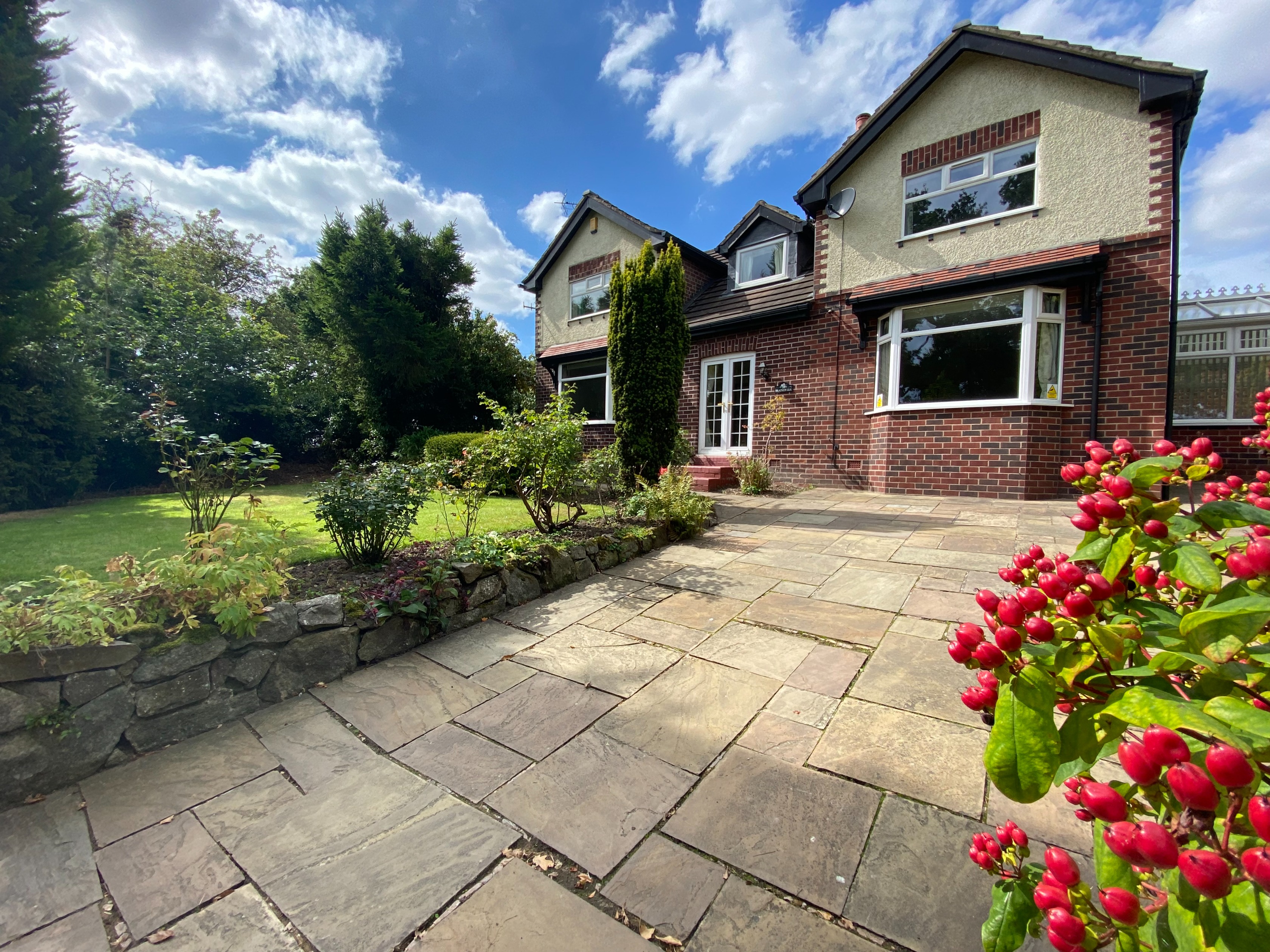 4 bedroom Detached House To Let