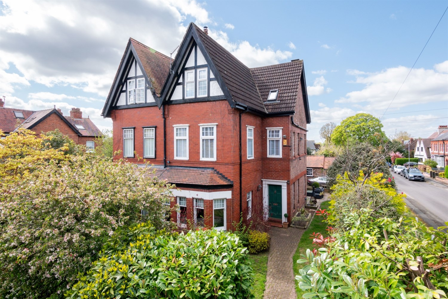 5 bedroom Semi-Detached House SSTC
